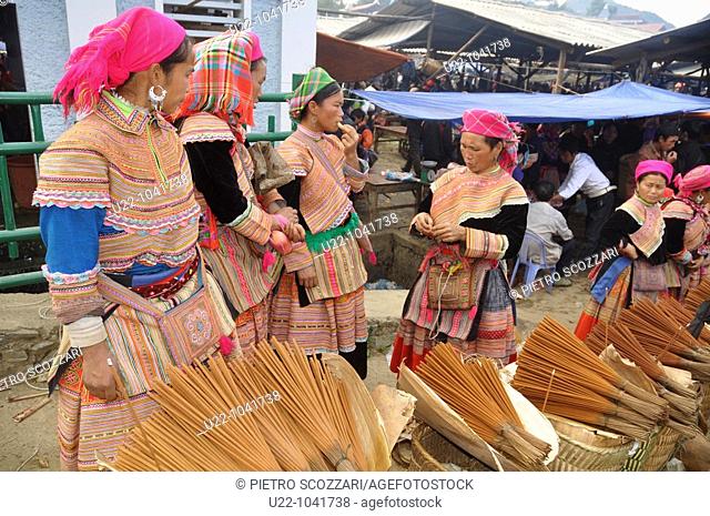 Bac Ha (Vietnam): Hmong women selling incense at the Sunday morning market