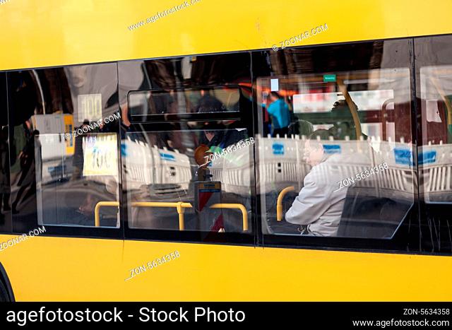Blick durch die Fensterscheibe des Linienbus 100 in Berlin