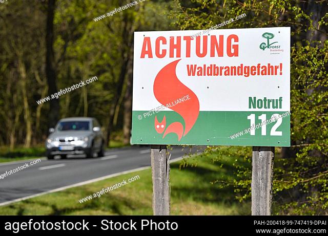18 April 2020, Brandenburg, Briesen: A sign of the Landesbetrieb Forst Brandenburg with the inscription ""Attention forest fire danger! Emergency call 112"" is...