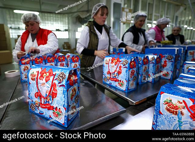 RUSSIA, LUGANSK - 21 de diciembre de 2023: Los empleados empacan bolsas de Goodie de Año Nuevo en la fábrica de confitería Lakond. Alexander Reka/TASS