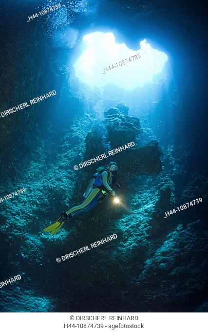 Taucher in Blue Hole Unterwasser-Höhle, Mikronesien, Palau, Diver in Blue Hole Cave, Micronesia, Palau