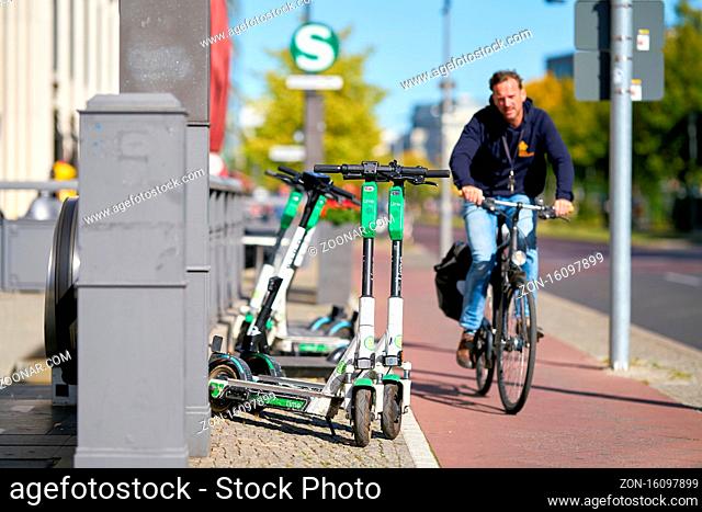 abgestellte E-Scooter in der Innenstadt von Berlin sind ein Hindernis für Radfahrer