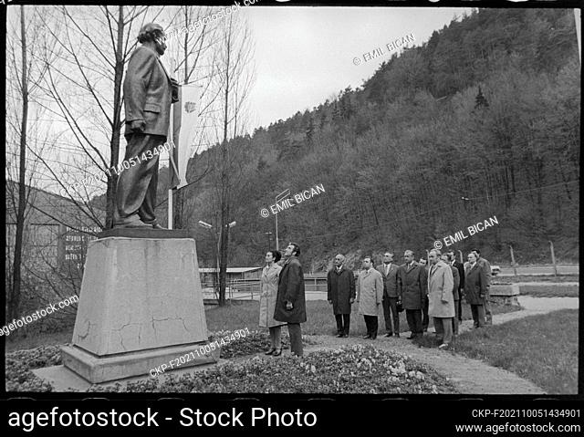 ***APRIL 24, 1975, FILE PHOTO*** On 24 April 1975, a delegation of the BKS KV from Plovdiv, headed by the candidate of the political bureau of the BKS Central...