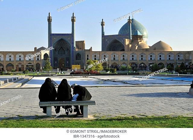 Three women in a Chador at Meidan-e Emam, Naqsh-e Jahan, Imam Square, UNESCO World Heritage Site, Esfahan, Isfahan, Iran, Persia, Asia