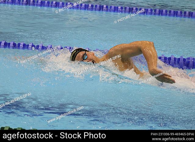 06 October 2023, Berlin: Swimming: World Cup, 400m freestyle, men: Lithuania's Danas Rapsys in action. Rapsysy wins the 400m freestyle at the 2023 World...