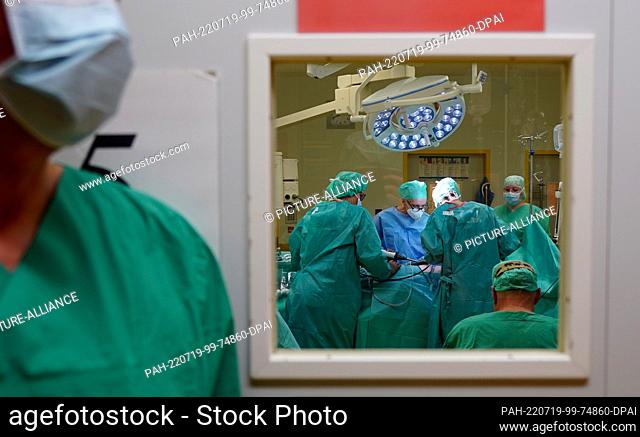 PRODUCTION - 18 July 2022, Hamburg: View of an operating room during an operation at Asklepios Klinikum Harburg. Instead of disposing of surgical equipment