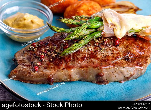 grüner Spargel auf einem Steak