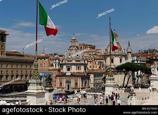 Blick vom Monumento Vittorio Emanuele II, Piazza Venezia, auf die Kirche Santa Maria di Loreto und die Prefettura, Rom, Italien