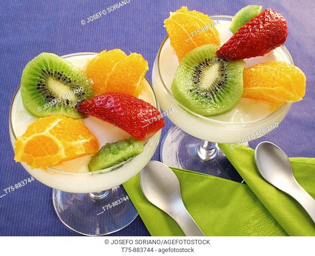 Cream yogurt with fresh fruit