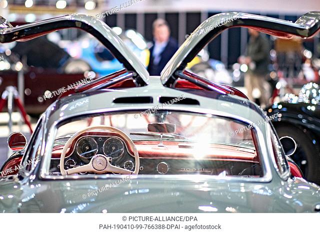 10 April 2019, North Rhine-Westphalia, Essen: A Mercedes-Benz 300 SL Coupe with open doors from 1955 is on display at Techno Classica for classic and...
