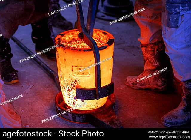 21 February 2023, Mecklenburg-Western Pomerania, Ziesendorf: Liquid bronze can be seen in a vessel from the Lachmann bronze image foundry