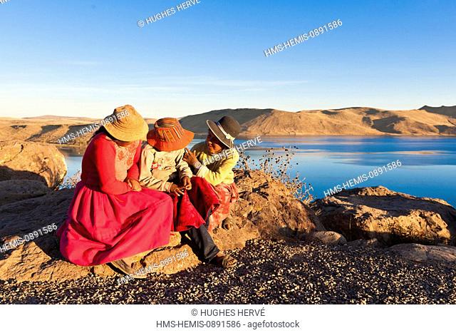 Peru, Puno Province, Chullpas de Sillustani, Inca necropole, Peruvian girls and Umayo lake