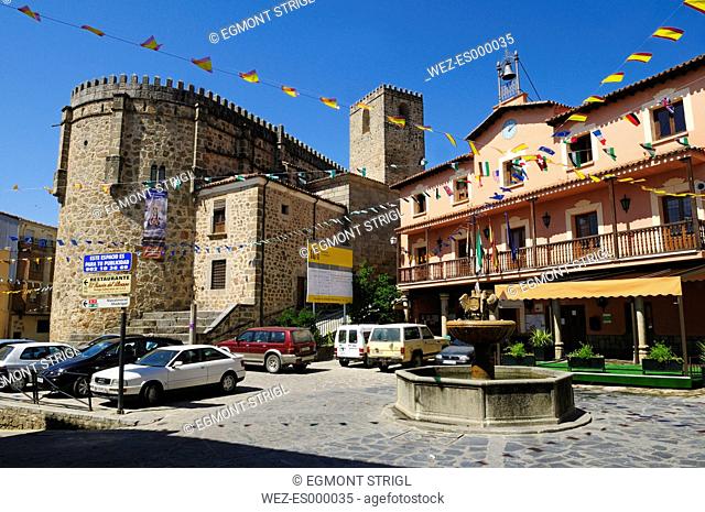Europe, Spain, Extremadura, Sierra de Gredos, Jarandilla de la Vera, View of Plaza Mayor at city square