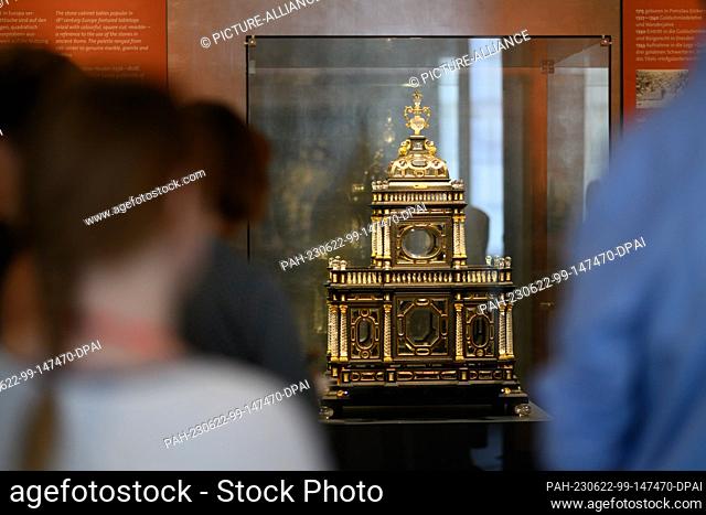 22 June 2023, Saxony, Dresden: Participants of the press tour of the exhibition ""...the beauty of the whole world"" of the Dresden State Art Collections (SKD)...
