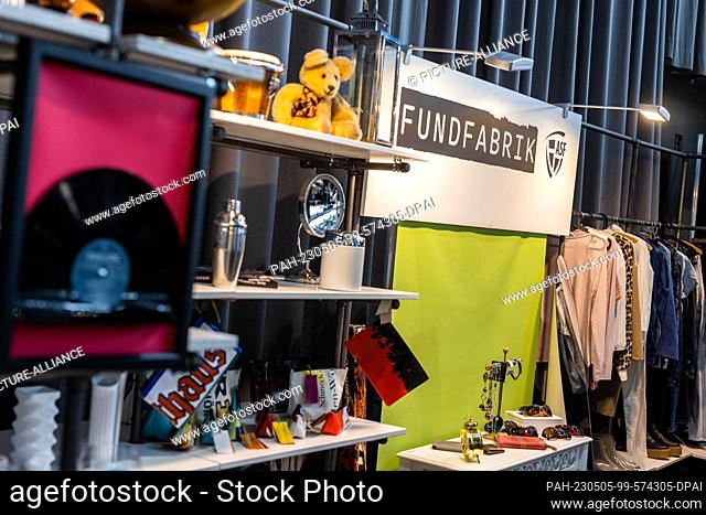 05 May 2023, Baden-Württemberg, Freiburg: A sign with the inscription ""Fundfabrik"" hangs on the stand of Abfallwirtschaft u