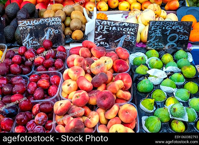 Große Auswahl an frischen Früchten zum Verkauf auf einem Markt