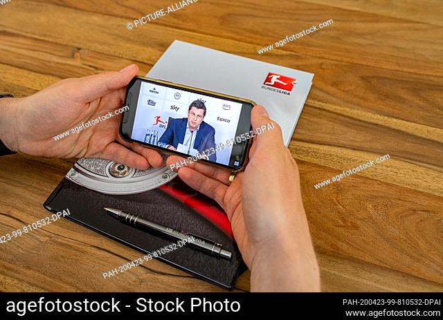 23 April 2020, North Rhine-Westphalia, Warendorf: A man looks at the display of his smartphone, which shows Christian Seifert
