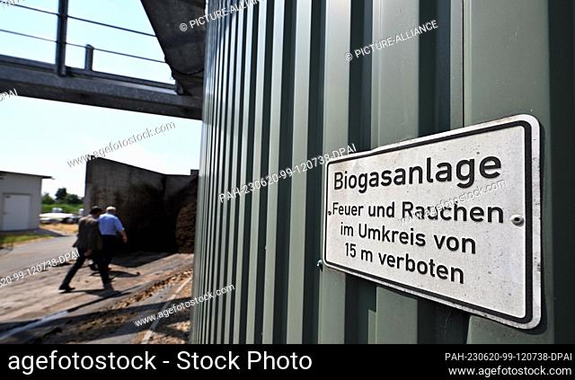 20 June 2023, Thuringia, Grabsleben: Two men walk between the fermentation tanks at the Grabsleben biogas plant of GraNott Gas GmbH