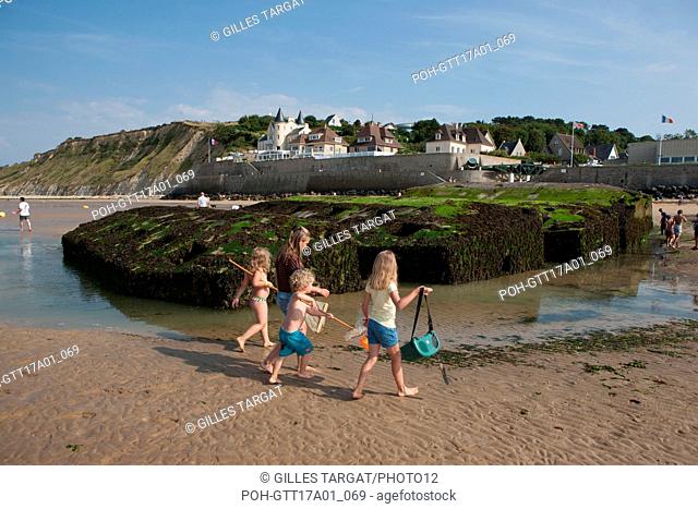 France, Lower Normandy, Bessin, landing beaches, Arromanches les bains, beach, tourists, Phoenix caissons, ruins Photo Gilles Targat