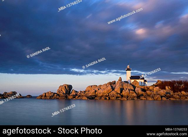 Lighthouse Pontusval, Pointe de Beg Pol, near Brignogan-Plage, evening mood, France, Brittany, Finistère department