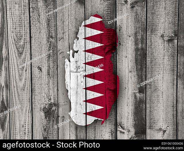 Karte und Fahne von Katar auf verwittertem Holz - Map and flag of Qatar on weathered wood