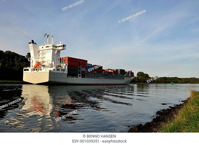 Containerschiff auf dem NOK