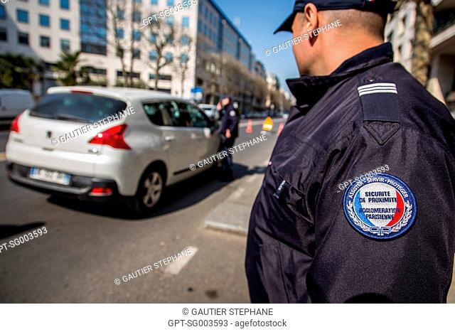 POLICE CHECK DURING IMPLEMENTATION OF ALTERNATE DAY DRIVING TO FIGHT AIR POLLUTION IN PARIS AND THE SUBURBAN PERIPHERY, RUE DE PARIS, CHARENTON LE PONT (94)