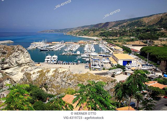 Italien, Kalabrien, I-Tropea, Provinz Vibo Valentia, Panoramablick zum Bootshafen, Boote, Kueste, Tyrrhenisches Meer, Mittelmeer, Italy, Calabria, Tropea