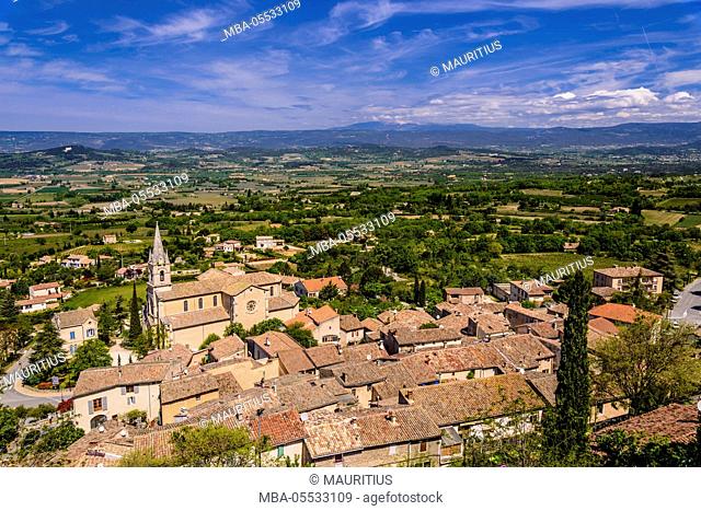 France, Provence, Vaucluse, Bonnieux, view of the village, Calavon valley and Monts de Vaucluse