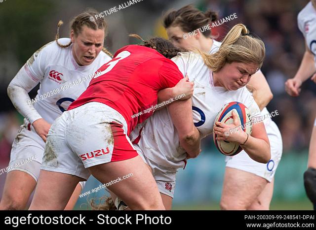 07 March 2020, Great Britain, London: Cerys Hale (Wales, 3) tries to keep Poppy Cleall (England, 4). Fourth matchday of the Women's Six Nations 2020 rugby...