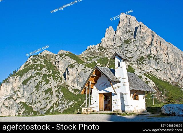 Idyllische Glockenturm einer kleinen Bergkapelle auf dem Falzaregopass in den Dolomiten