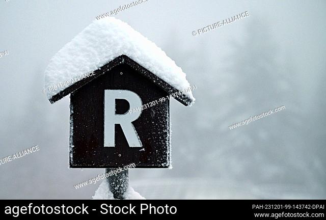 01 December 2023, Thuringia, Oberhof: The ""R"" for ""Rennsteig"" is on the sign in the Thuringian Forest. The opening of the first ski lift of the season is...
