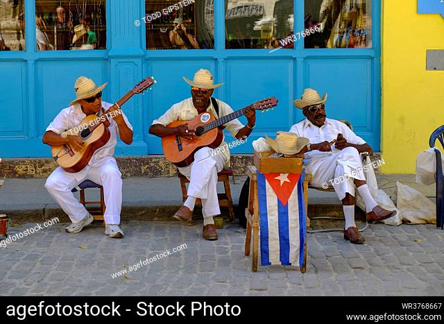 Street performers entertain the passers by, Havana, Cuba, West Indies, Central America
