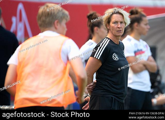 15 June 2021, Hessen, Offenbach am Main: Football, Women: Internationals, Germany - Chile at the Bieberer Berg stadium. Martina Voss-Tecklenburg (r)