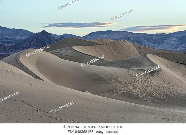 Footsteps in de dunes of Mesquite Flat Sand Dunes in Death Valley National Park, California