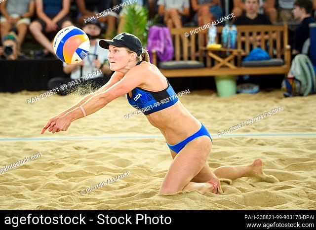 20 August 2023, Hamburg: Volleyball/Beach: Beach Pro Tour, Final, Brazil - USA. Kristen Nuss tries to get the ball in the final by jumping into the sand
