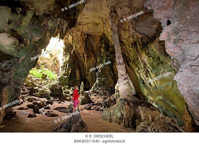 , female tourist in the Kotilola Cave, Indonesia, Western New Guinea, Baliem Valley