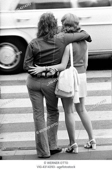 DEUTSCHLAND, BOTTROP, 31.08.1973, Seventies, black and white photo, people, young couple, embracement, waiting at the zebra crossing