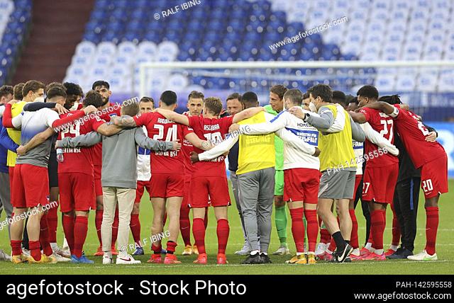Team circle B after the game, team, team, in the withte coach Pal DARDAI (B), Soccer 1. Bundesliga, 31st matchday, FC Schalke 04 (GE) - Hertha BSC Berlin (B) 1:...