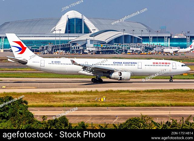 Guangzhou, China - 24. September 2019: Ein Airbus A330-300 Flugzeug der China Eastern Airlines mit dem Kennzeichen B-6083 auf dem Flughafen Guangzhou Baiyun