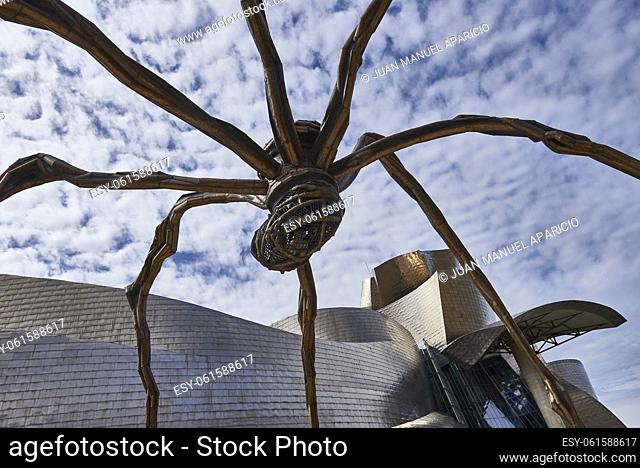 'Maman' sculpture by the French-American artist Louise Bourgeois 1911-2010 beside the Guggenheim Museum designed by architect Frank Gehry, Bilbao, Bizkaia