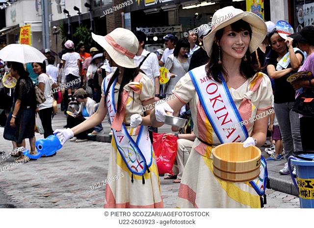 Naha (Okinawa, Japan): Miss Okinawa beauty queens providing water to people against the strong heat during the 10.000 Eisa Parade Festival
