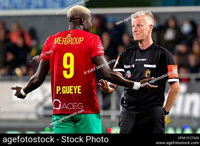 Oostende's Makhtar Gueye and referee Christof Dierick pictured during a soccer match between KV Oostende and KV Mechelen, Friday 29 October 2021 in Oostende