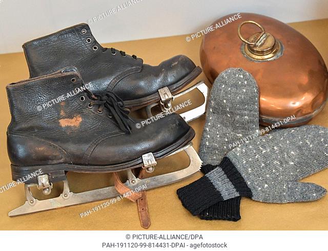20 November 2019, Brandenburg, Frankfurt (Oder): Ice skates from the 1960s and gloves as well as a hot-water bottle from the 1920s can be seen in the exhibition...