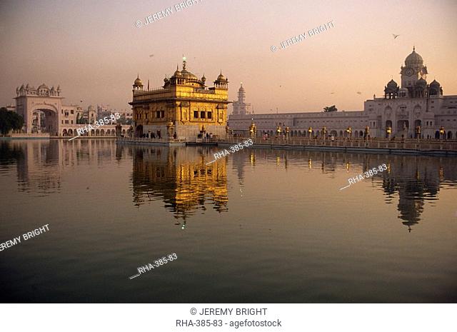 The Guru's Bridge over the Pool of Nectar, leading to the Golden Temple of  Amritsar, Punjab State, Stock Photo, Photo et Image Droits gérés. Photo  RHA-385-83 | agefotostock