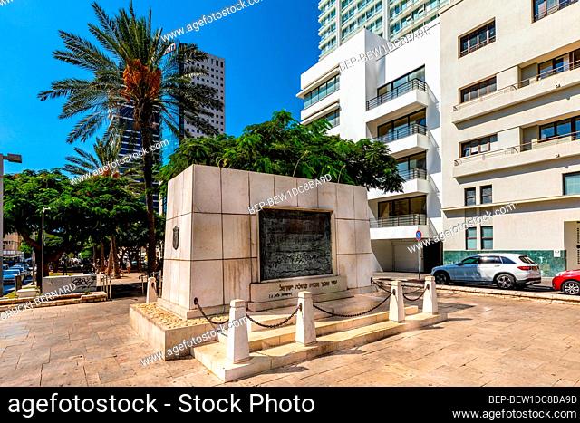Tel Aviv Yafo, Gush Dan / Israel - 2017/10/11: Founders Monument and Fountain at Sderot Rothschild and Nahalat Binyamin junction in downtown Lev HaIr district