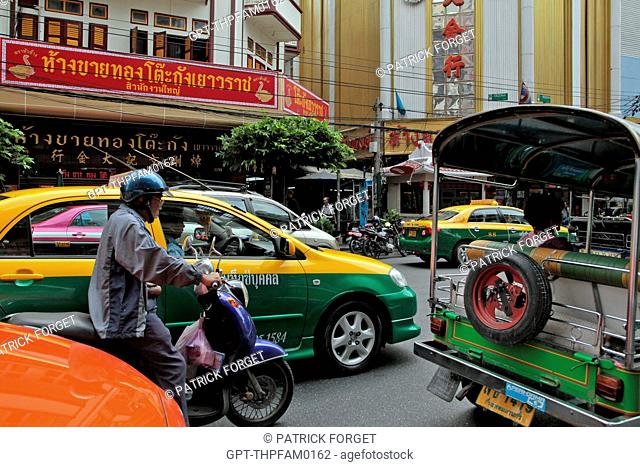 METER TAXIS, THE CITY’S OFFICIAL TAXIS, TRAFFIC IN THE CHINESE NEIGHBORHOOD CHINATOWN, BANGKOK, THAILAND, ASIA