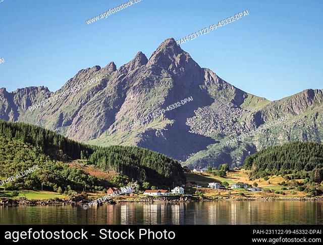 26 August 2023, Norway, Leknes: Some houses stand on the shore of the bay near Leknes harbor. Photo: Soeren Stache/dpa. - Leknes/Island of Vestvågøy/Norway