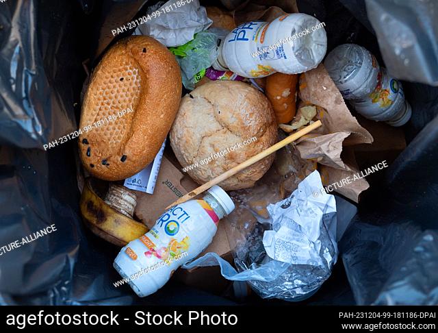 19 November 2023, Berlin: 19.11.2022, Berlin. Bread rolls lie in a bin near Potsdamer Platz. Photo: Wolfram Steinberg/dpa Photo: Wolfram Steinberg/dpa