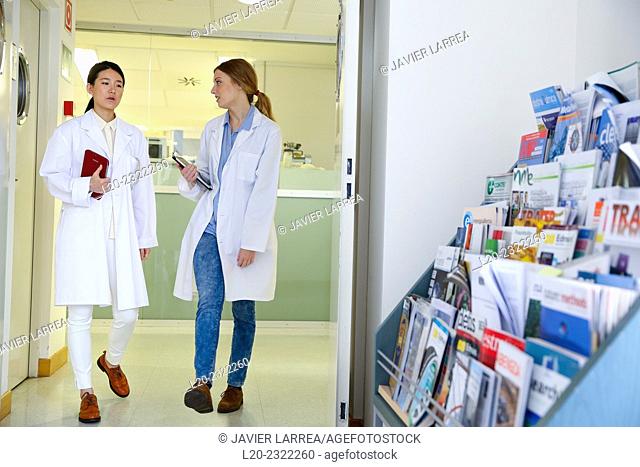 Researchers walking in hallway laboratory. Chemical Analysis Laboratory. Technological Services to Industry. Tecnalia Research & Innovation, Donostia
